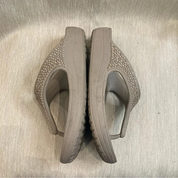 CROCS Sz 8 Sparkly Studded Flip Flop Thingue Style Comfort Sole Platform Sandals - Picture 9 of 9